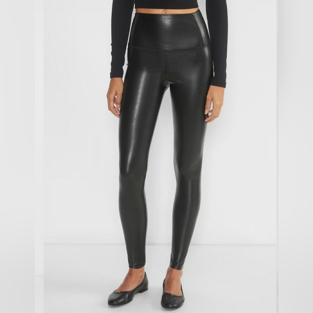Aritzia Wilfred Free Daria Pant High-Waisted  Leggings, Color black.  Size S